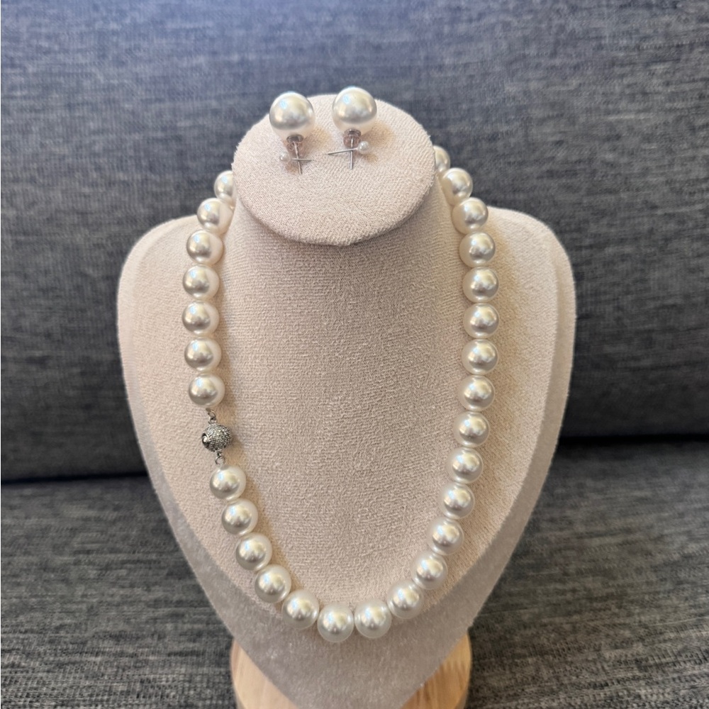 White Elegant Swarovski Pearl Necklace and Earring Set
